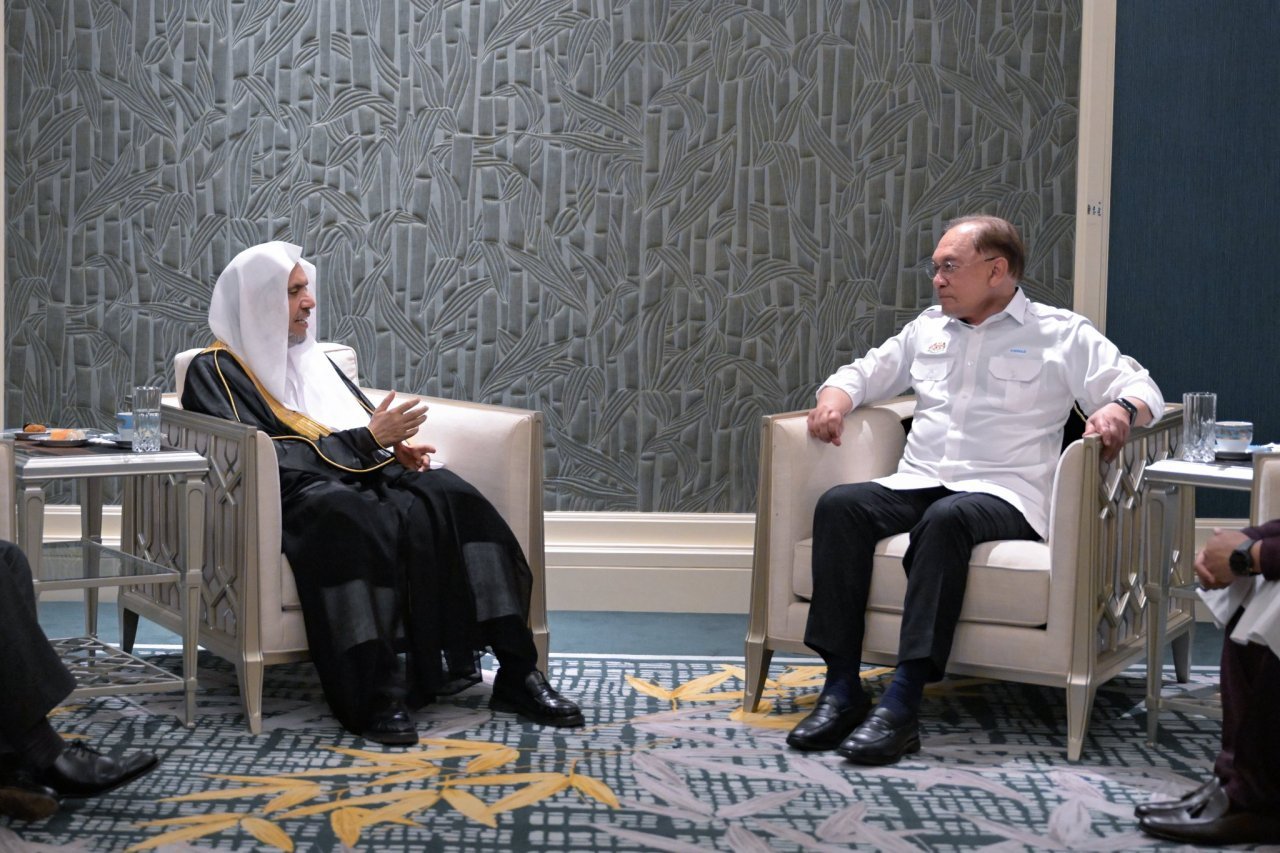 استقبل دولةُ رئيس وزراء ماليزيا، داتو سري أنور إبراهيم، في قصر الضّيافة الماليزي "منزل رئيس الوزراء"، معالي الأمين العام، رئيسَ هيئة علماء المسلمين، فضيلةَ الشيخ د.⁧‫محمد العيسى
