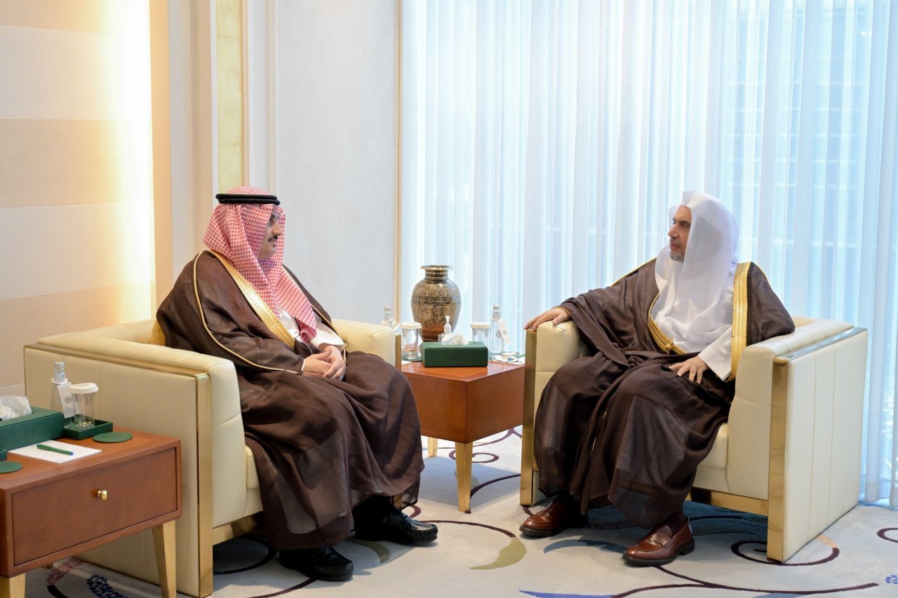 استقبلَ معالي الأمين العام، رئيس هيئة علماء المسلمين، فضيلة الشيخ د.⁧‫محمد العيسى‬⁩‬⁩، ظُهرَ اليوم، سعادةَ رئيس جامعة المجمعة، رئيس مجلس إدارة مركز سيفال السعودية، الأستاذ الدكتور صالح بن عبدالله المزعل
