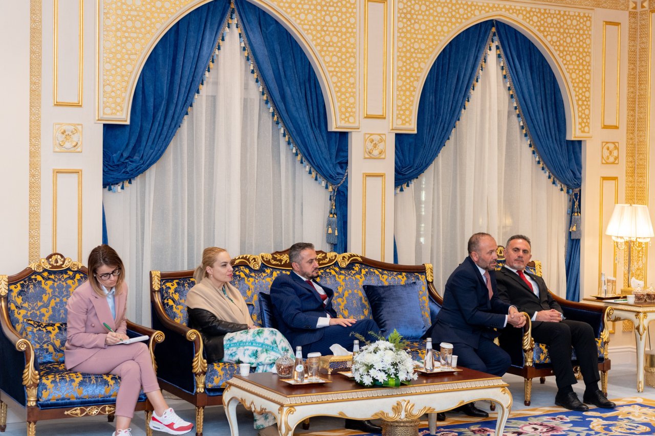 جناب دبیر کل ، و رئیس انجمن علمای مسلمان، آقای دکتر شیخ محمد العيسى  در دفتر مرکزی سازمان همبستگی در مکه مکرمه، از جناب وزیر کشور آلبانی، آقای تاولانت بالا، و هیئت همراه او متشکل از مقامات ارشد و دیپلمات های جمهوری آلبانی استقبال نمود.