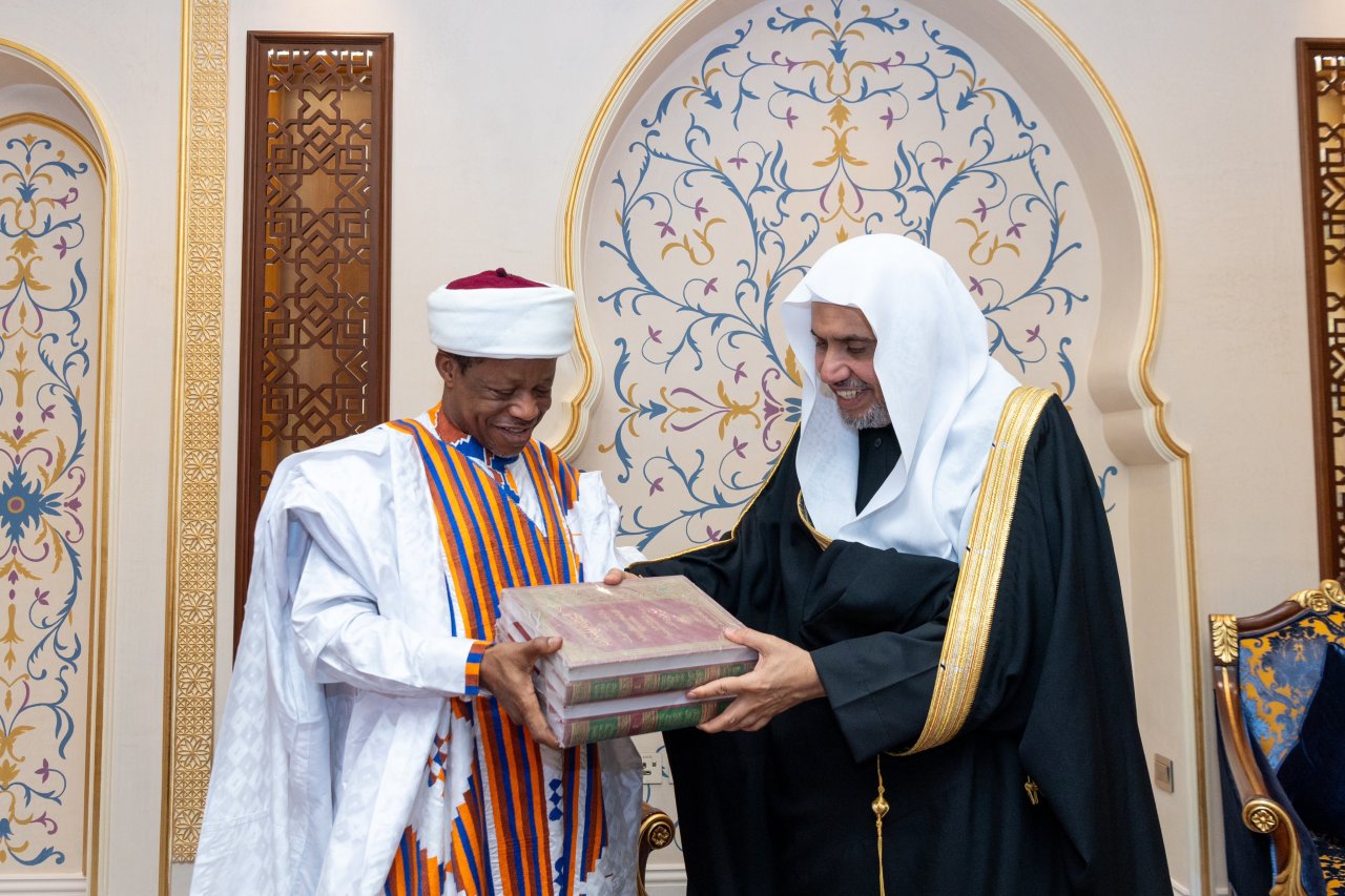 جناب دبيركل و رئيس انجمن علمای مسلمان ، آقای دکتر شيخ محمد العيسى  در مقر اصلی سازمان همبستگی در مکه مکرمه ، با شیخ فرقه قدیریه در نیجریه و غرب آفریقا، جناب آقای قریب الله ناصر کبر دیدار نمود