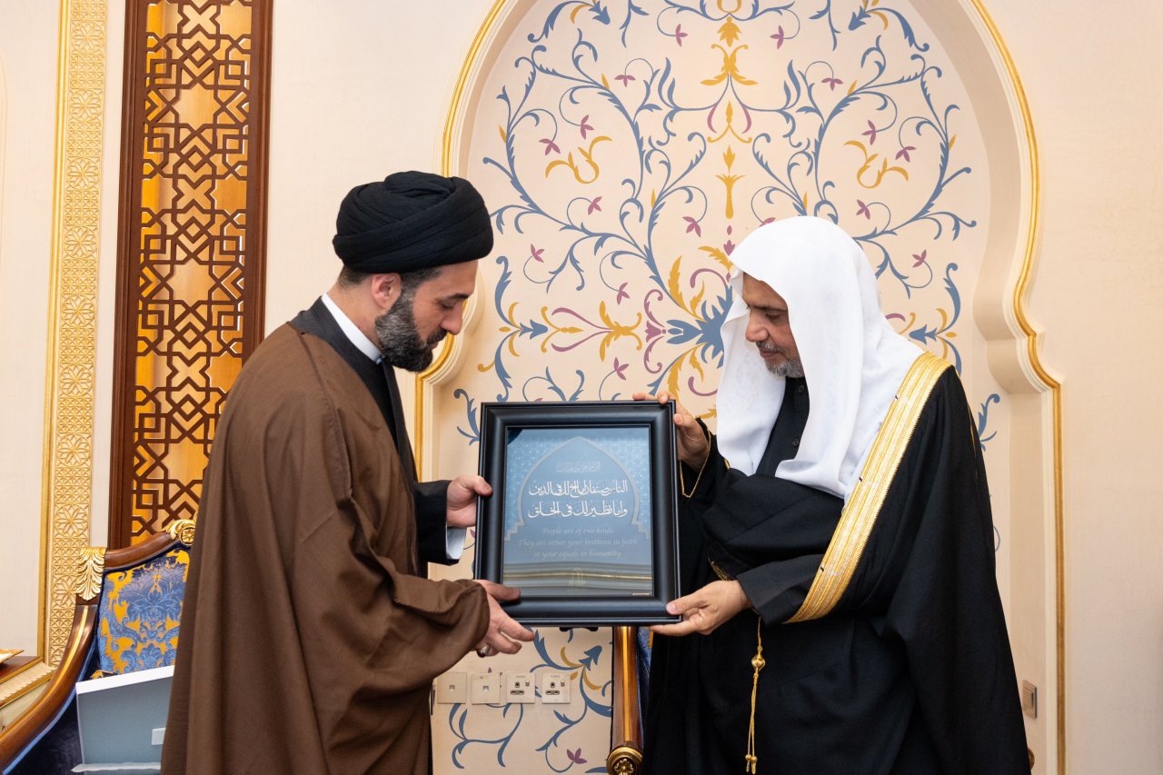 جناب دبیر کل، و رئیس انجمن علمای مسلمان آقای دکتر شیخ محمد العيسى  در مقر سازمان همبستگی در مکه مکرمه از تعدادی از رهبران دارالعلم امام خویی پذیرایی نمود؛ از جمله جناب آقای دکتر سید جواد الخویی، جناب آقای دکتر سید زید بحرالعلوم و دکتر کریم مومن در این نشست حضور داشتند