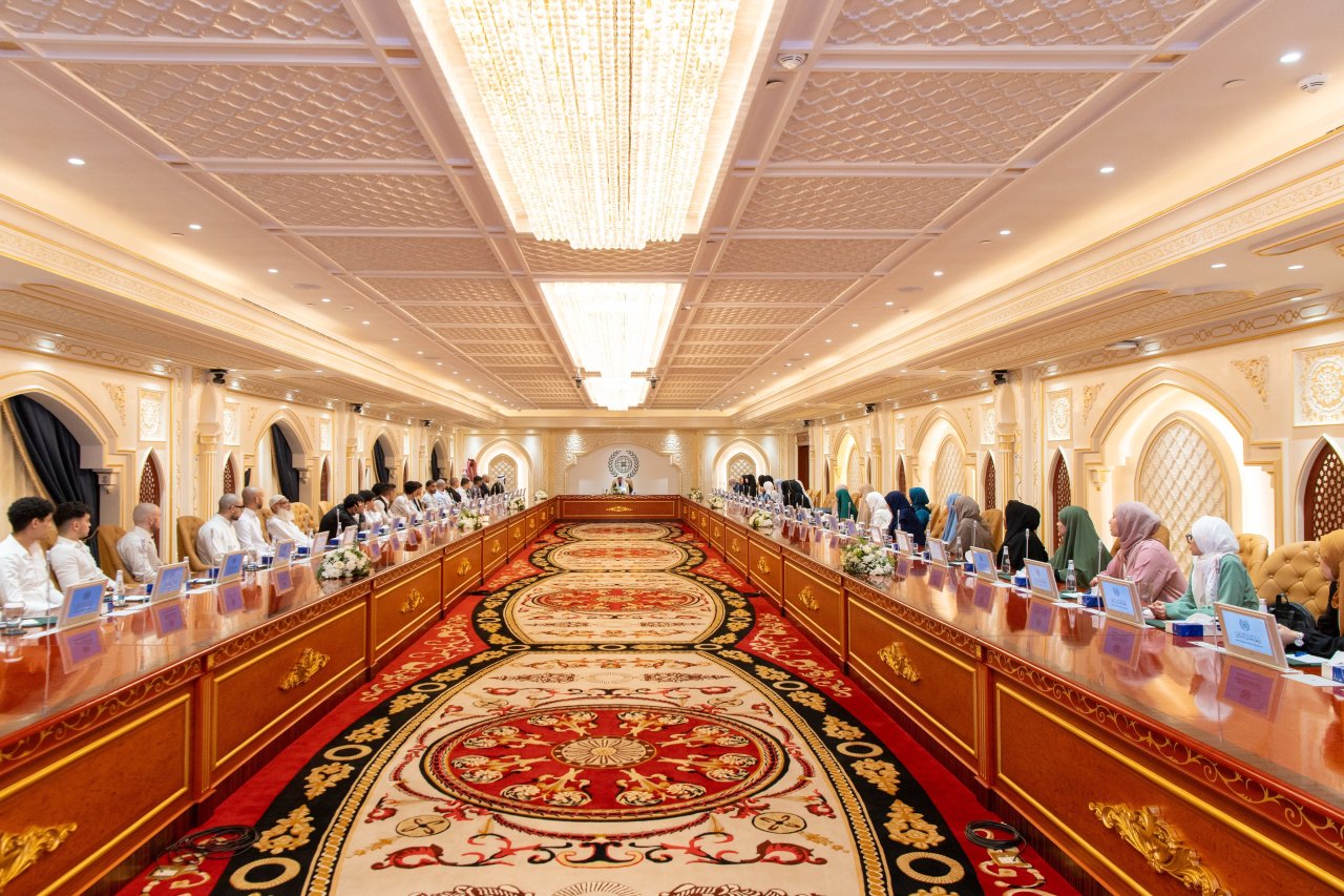 Yesterday at the Muslim World League headquarters in Makkah, His Excellency Sheikh Dr. Mohammad Al-Issa delivered a lecture to a delegation from Muslim minority students in European universities