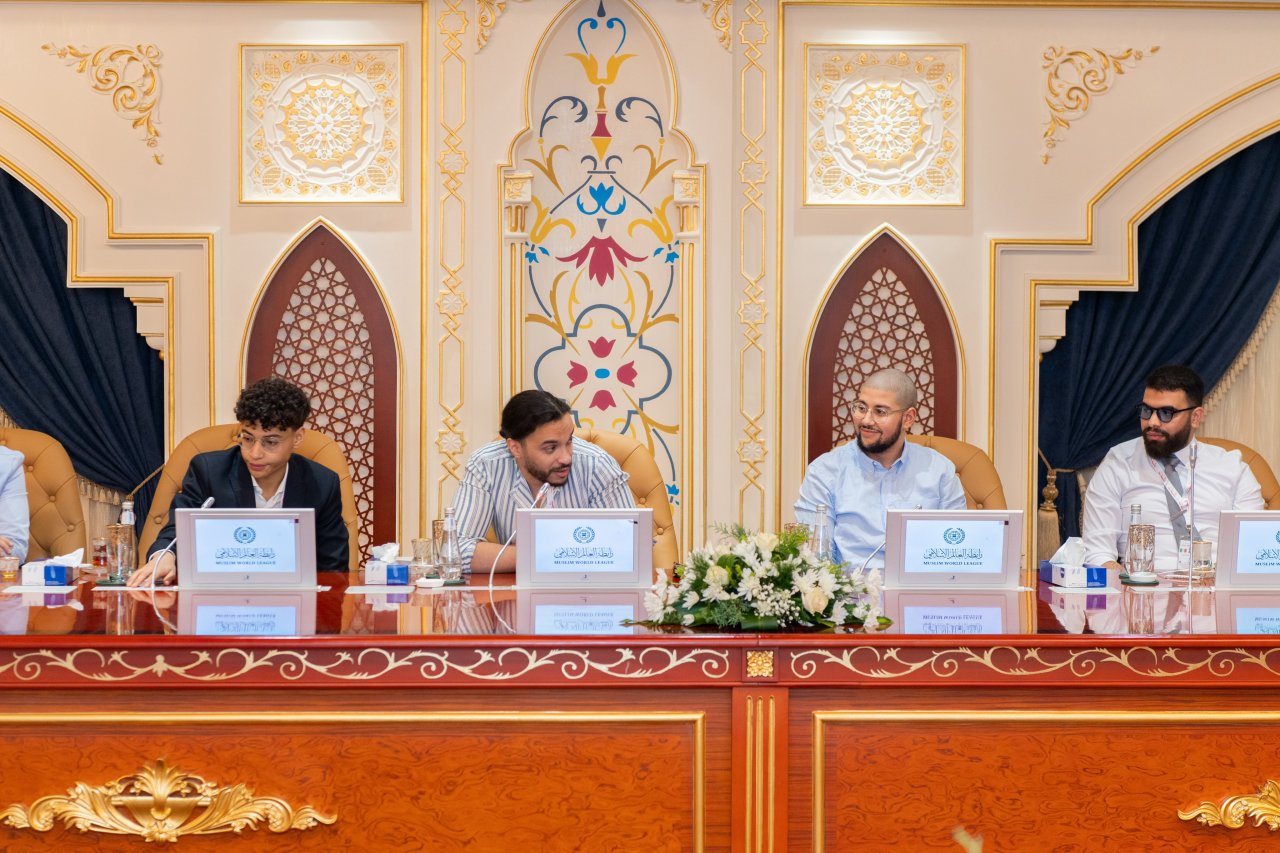 Yesterday at the Muslim World League headquarters in Makkah, His Excellency Sheikh Dr. Mohammad Al-Issa delivered a lecture to a delegation from Muslim minority students in European universities