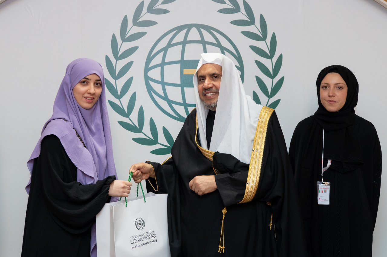 Makkah:His Excellency Sheikh Dr. Mohammad Al-Issa met with the student delegation from Muslim minorities in European universities at the Muslim World League headquarters
