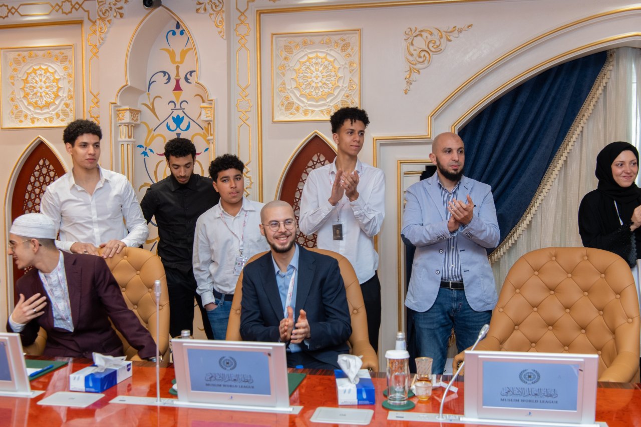 Makkah:His Excellency Sheikh Dr. Mohammad Al-Issa met with the student delegation from Muslim minorities in European universities at the Muslim World League headquarters