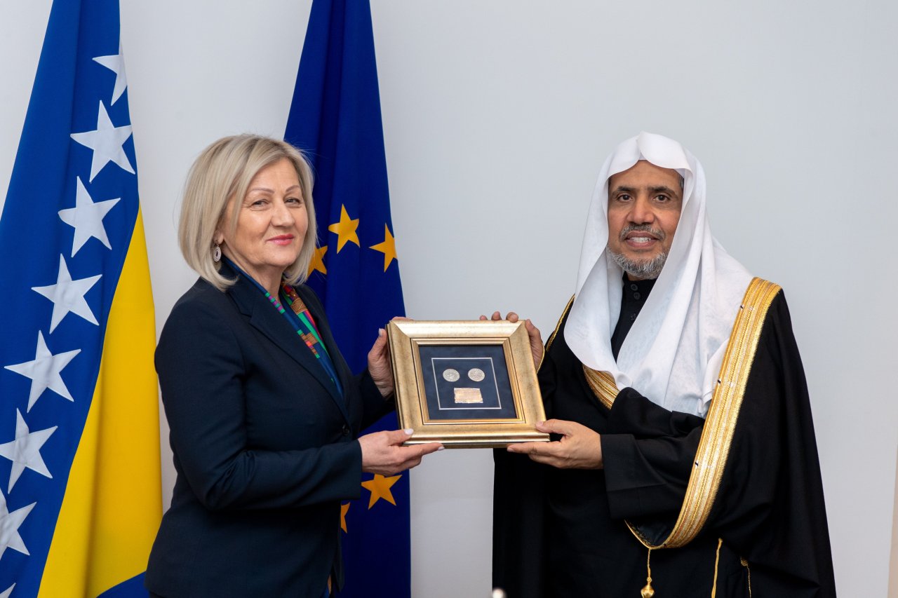 استقبلَتْ دولةُ رئيسة وزراء البوسنة والهرسك، السيدة بوريانا كريستو، في مقرِّ رئاسة الحكومة في سراييفو، معاليَ الأمين العام، رئيس هيئة علماء المسلمين، فضيلة الشيخ د.⁧‫محمد العيسى