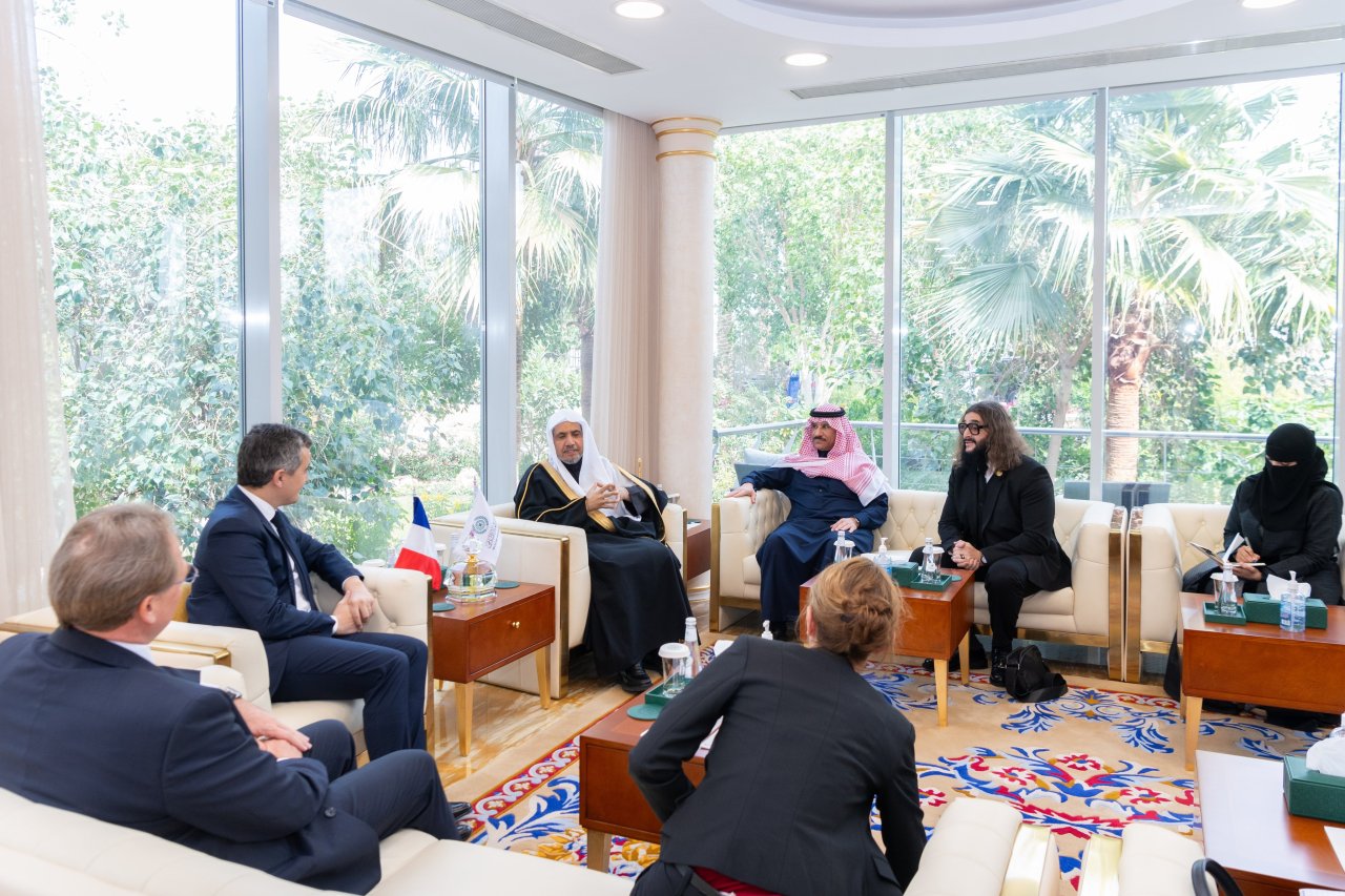 El Secretario General, Presidente de la Comisión de Ulemas Musulmanes, el sheij Mohammed Al-Issa, recibió en Riad al Ministro de Interior y de Ultramar de la República Francesa, Sr. Gérald Darmanin.