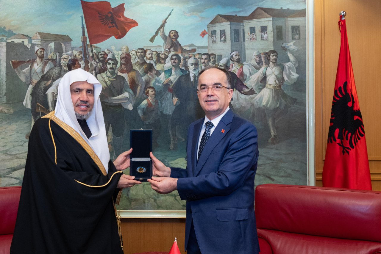 فخامة رئيس جمهورية ألبانيا، السيد بايرم بيقاي، يستقبل معالي الأمين العام فضيلة الشيخ د. ⁧‫محمد العيسى‬⁩ في القصر الرئاسي بالعاصمة "تيرانا"، ويَمنحه أعلى أوسمة الجمهورية