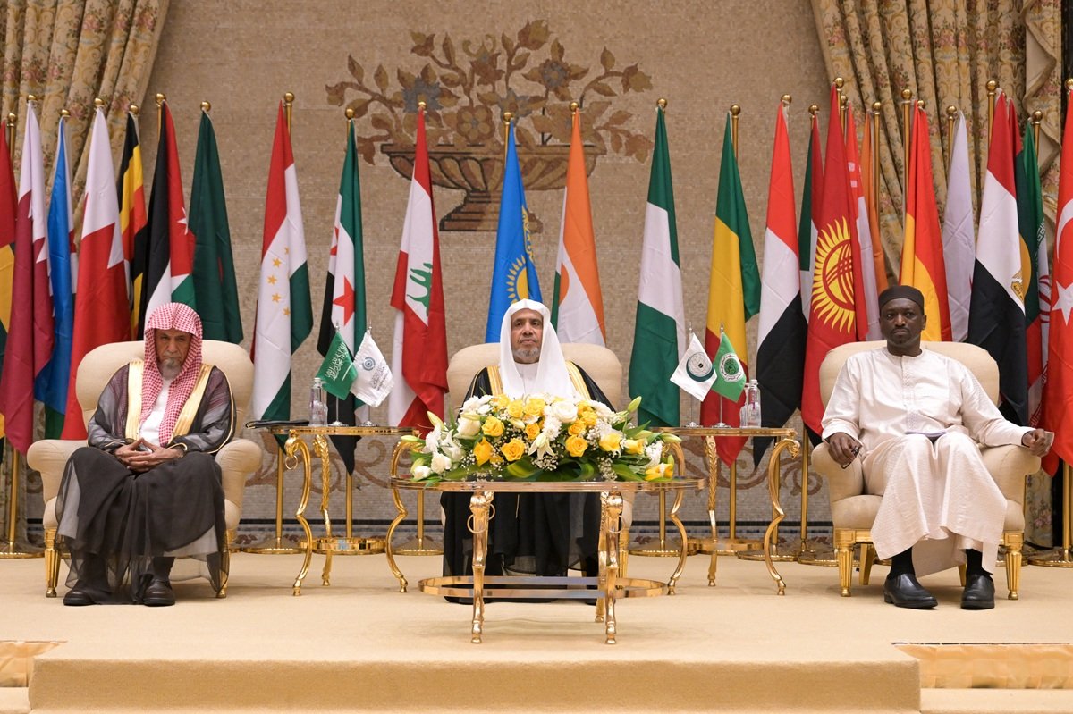 Algunas imágenes de la participación del Secretario General, el Sheij Dr. Mohammed Al-Issa, en calidad de invitado de honor, en la inauguración del simposio titulado «El papel de los responsables religiosos en la lucha contra la violencia contra las mujer