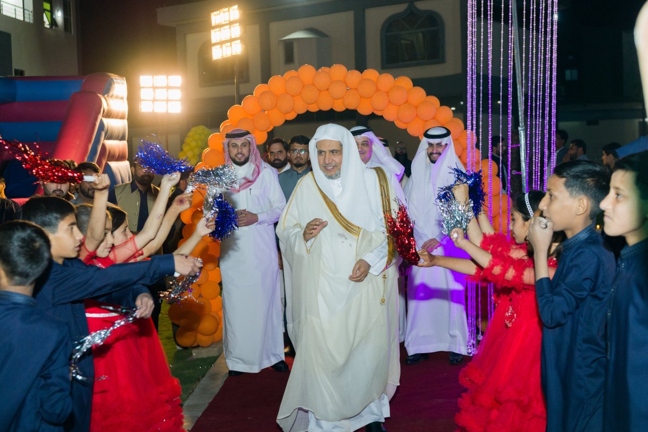 ‏صور من معايدة معالي الأمين العام لرابطة العالم الإسلامي الشيخ د. ⁧‫محمد العيسى‬⁩ لأطفال دار علي بن أبي طالب "رضي الله عنه" للأيتام في ⁧‫#باكستان‬⁩ التي يستفيد منها أكثر من 4600 يتيم: