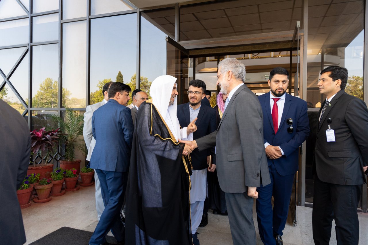 رئیس دادگستری جمهوری اسلامی پاکستان، جناب آقای فایز عیسی از جناب دبیر کل، و رئیس انجمن علمای مسلمان، آقای دکتر شیخ  محمد العیسی در دفتر خود در پایتخت اسلام آباد پذیرایی نمود