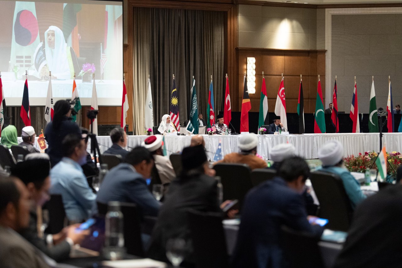 El Secretario General, el Sheij Mohammed Al-Issa, acompañado del Viceprimer Ministro de Malasia, inauguró el "Consejo de Sabios de la ASEAN"