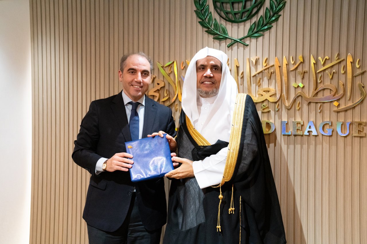 Yang Mulia Syekh Dr.Mohammed bin Abdulkarim Al-Issa  , bertemu dengan delegasi tingkat tinggi dari Belanda, di kantornya di Riyadh