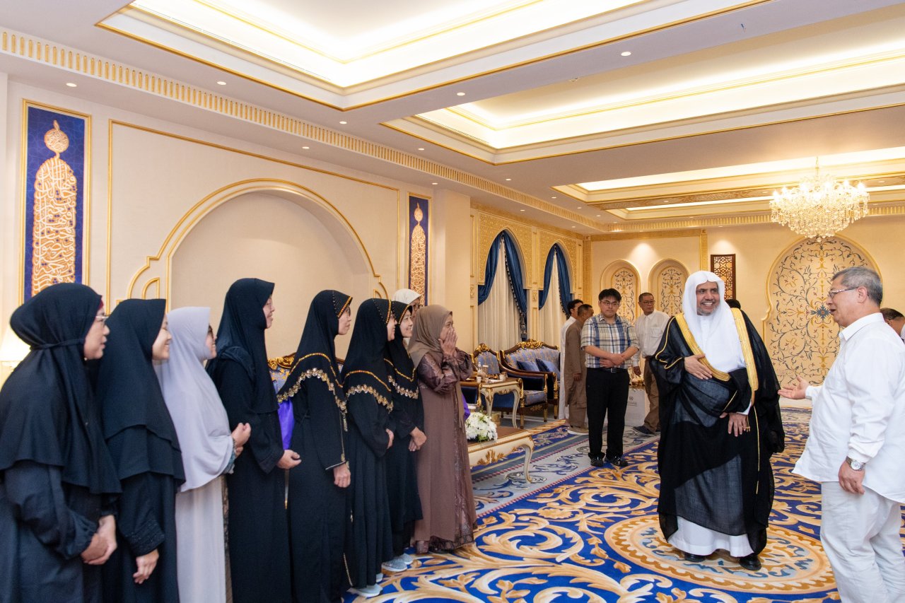 استقبل معالي الأمين العام رئيسُ هيئة علماء المسلمين الشيخ د.⁧‫محمد العيسى‬⁩، في مكتبه بمكة المكرمة فضيلةَ رئيس الجمعية الإسلامية في تايبيه والوفد المرافق له