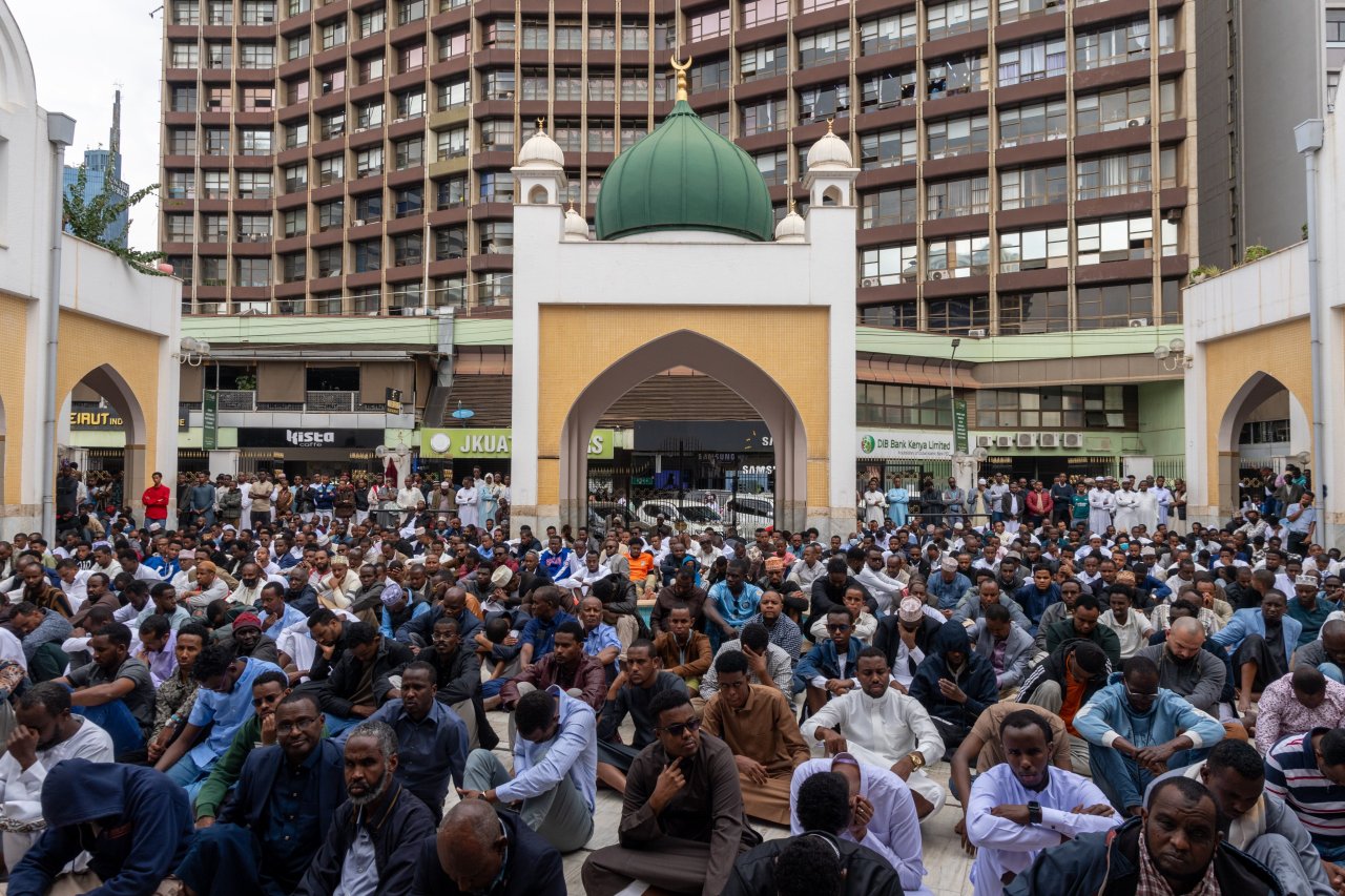 فضيلة الشيخ د. ⁧‫محمد العيسى‬⁩ يُلقي خطبة الجمعة هذا اليوم في العاصمة ⁧‫نيروبي‬⁩، شارحاً قِيم الإسلامِ، وأخلاقَ المُسلم، مستعرضاً النصوص والقواعد الشرعية حول التعايش والأخوة الوطنية، وكيفية الانسجام في بُلدان التنوع بين الهوية الدينية والوطنية