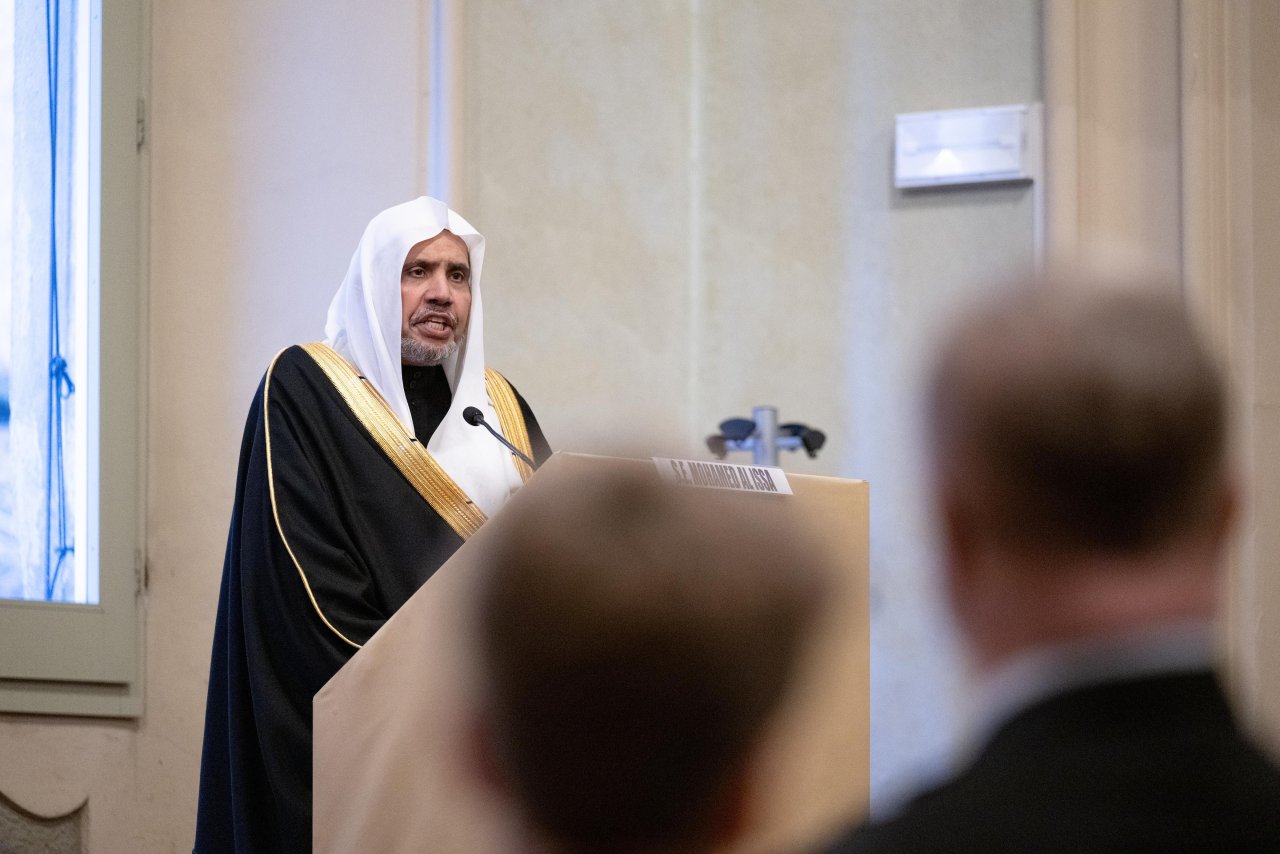 بحَث معالي الأمين العام لرابطة العالم الإسلامي، رئيس هيئة علماء المسلمين، فضيلة الشيخ د.محمد بن عبدالكريم العيسى، والبابا فرنسيس، بابا الكنيسة الكاثوليكية، عددًا من الموضوعات ذات التعاون والاهتمام المُشترَك