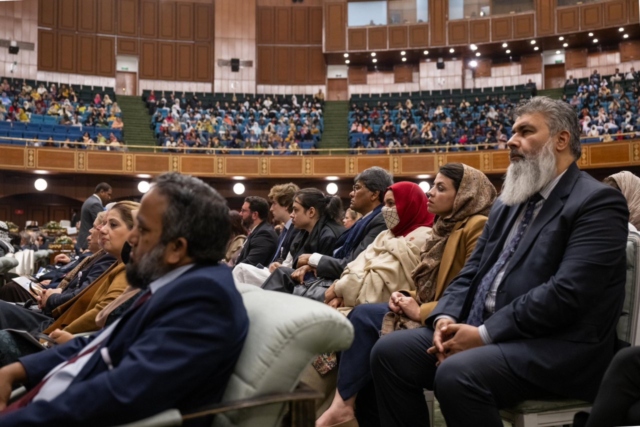 وزیر اعظم پاکستان، عزت مآب محمد شہباز شریف، پاکستان کے دار الحکومت اسلام آباد میں،  رابطہ عالم اسلامی کی جانب سے منعقدہ  مسلم معاشروں میں #لڑکیوں_کی_تعلیم_کے_لئے_اقدام کانفرنس کی سرپرستی  کرتے ہوئے خطاب کررہے ہیں:
