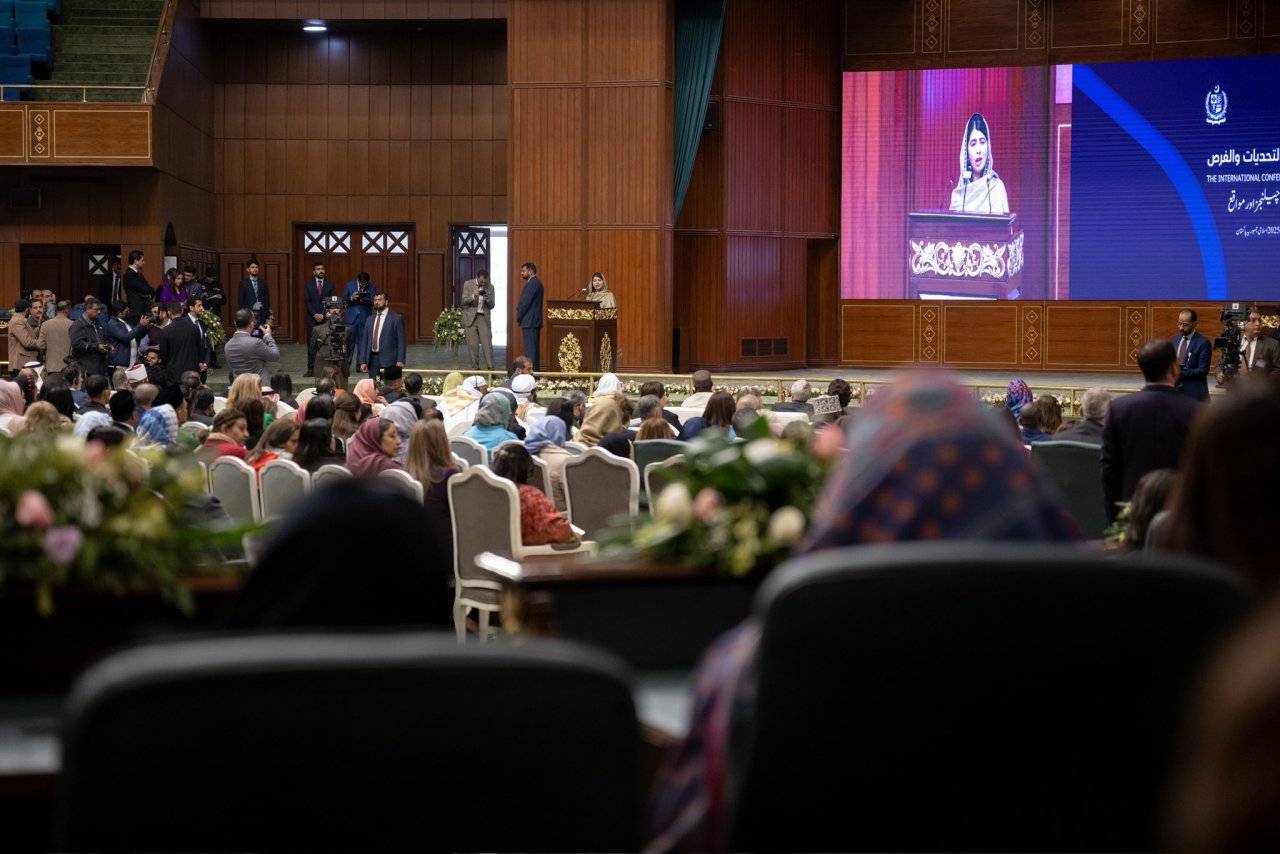 En presencia del Secretario General, el Sheij Mohammed Al-Issa, la activista internacional por la educación de las niñas, Malala Yousafzai, presentó el mensaje principal de la iniciativa de la Liga del Mundo Islámico :