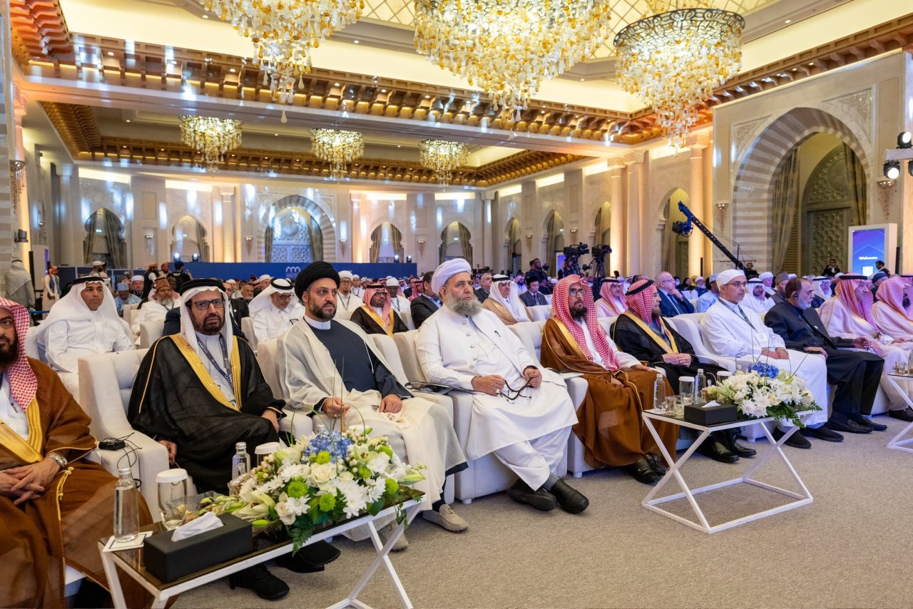 معالي الأمين العام، رئيس هيئة علماء المسلمين، فضيلة الشيخ، د.⁧‫محمد العيسى‬⁩‬⁩ في الجلسة الافتتاحية لمؤتمر بناء الجسور بين المذاهب‬⁩ الإسلامية