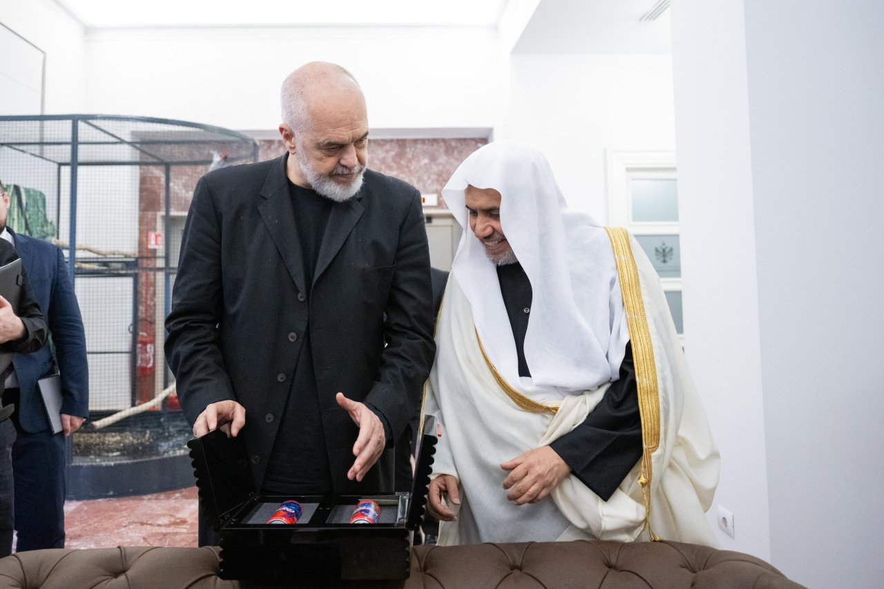 نخست‌وزیر آلبانی، آقای اَدی راما، در کاخ نخست‌وزیری از آقای دکتر شیخ محمد العیسی ، دبیرکل و رئیس انجمن علمای مسلمان، استقبال کرد