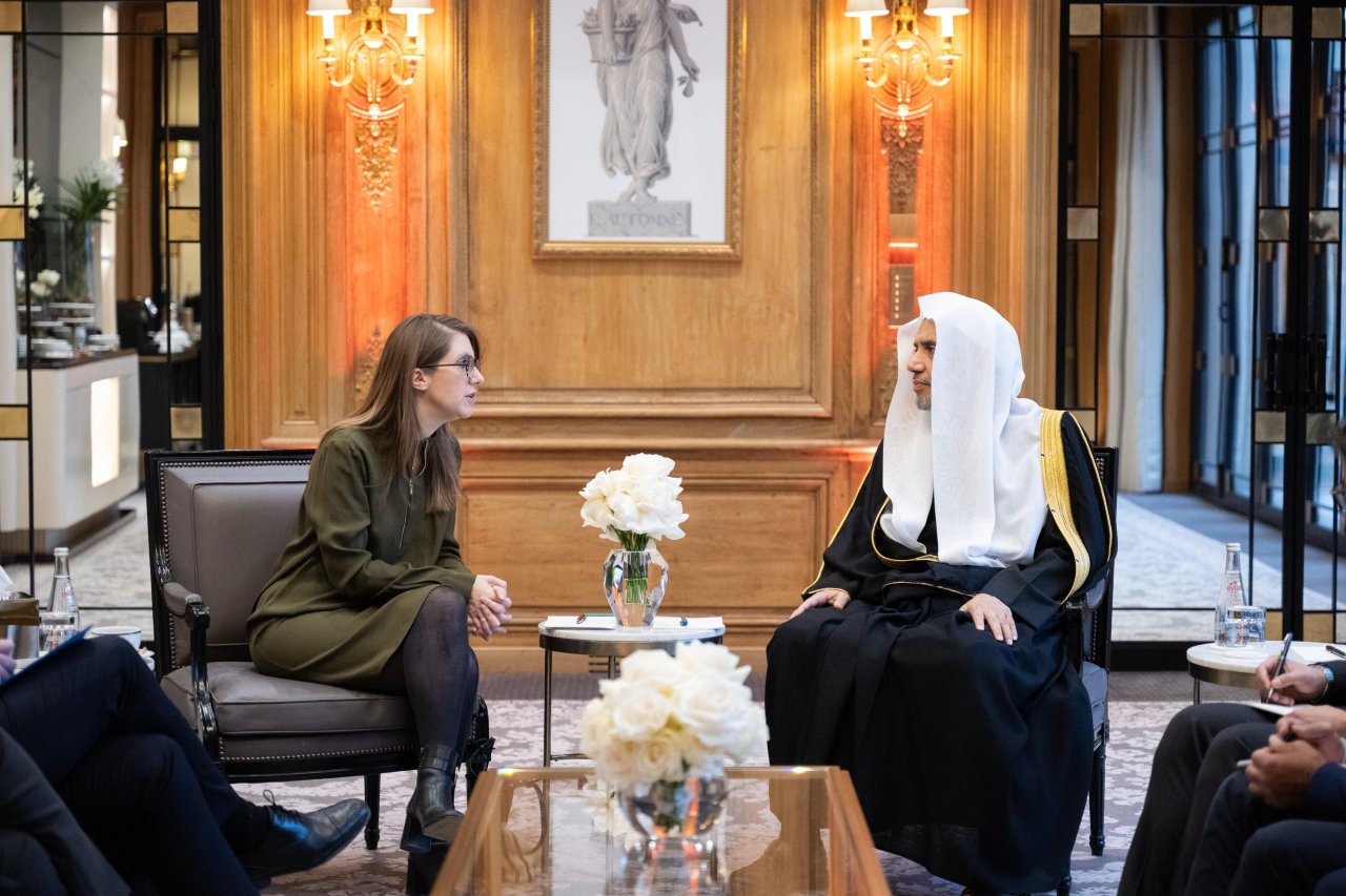 جناب آقای دکتر شیخ محمد بن عبدالکریم عیسی، دبیرکل سازمان همبستگی جهان اسلام و رئیس انجمن علمای مسلمان، در محل اقامت خود در پایتخت فرانسه «پاریس»، با جناب وزیر کشور فرانسه، آقای برونو روتایو، دیدار کرد