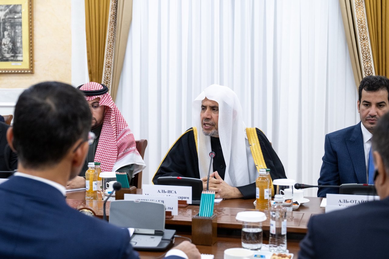 پارلمان قزاقستان در مقر خود در پایتخت «آستانا»، میزبان جناب آقای دکتر شیخ محمد العیسی, دبیرکل و رئیس انجمن علمای مسلمانان شد.  در مراسم استقبال از ایشان، جناب آقای مولین اشیمبایف رئیس مجلس سنا، جناب آقای جاقب آزانف نایب رئیس پارلمان