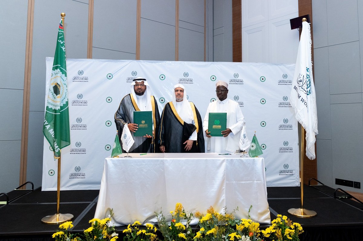 Yang Mulia Sekretaris Jenderal LMD, Ketua Asosiasi Ulama Muslim, Syekh Dr. Mohammed Alissa menyaksikan penandatanganan perjanjian antara LMD dan Dewan Tertinggi Muslim Kenya.
