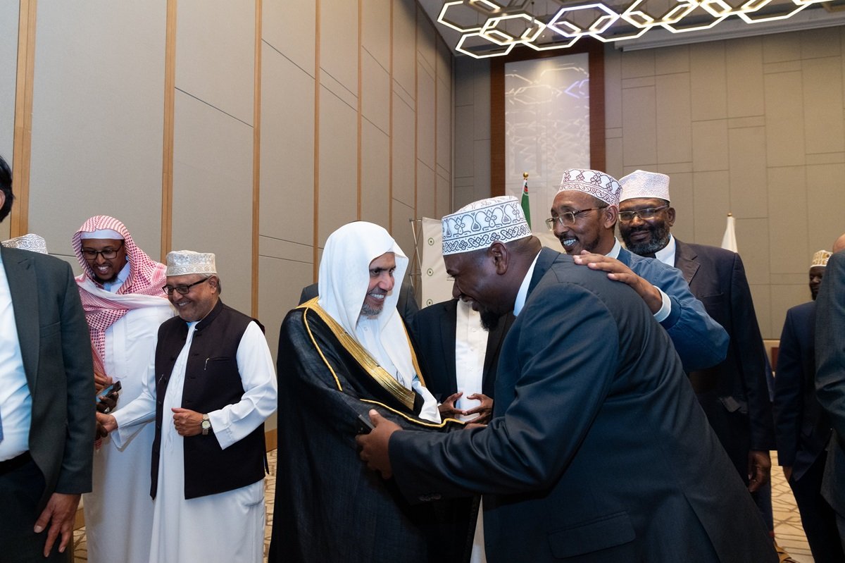 Yang Mulia Sekretaris Jenderal LMD, Ketua Asosiasi Ulama Muslim, Syekh Dr. Mohammed Alissa menyaksikan penandatanganan perjanjian antara LMD dan Dewan Tertinggi Muslim Kenya.