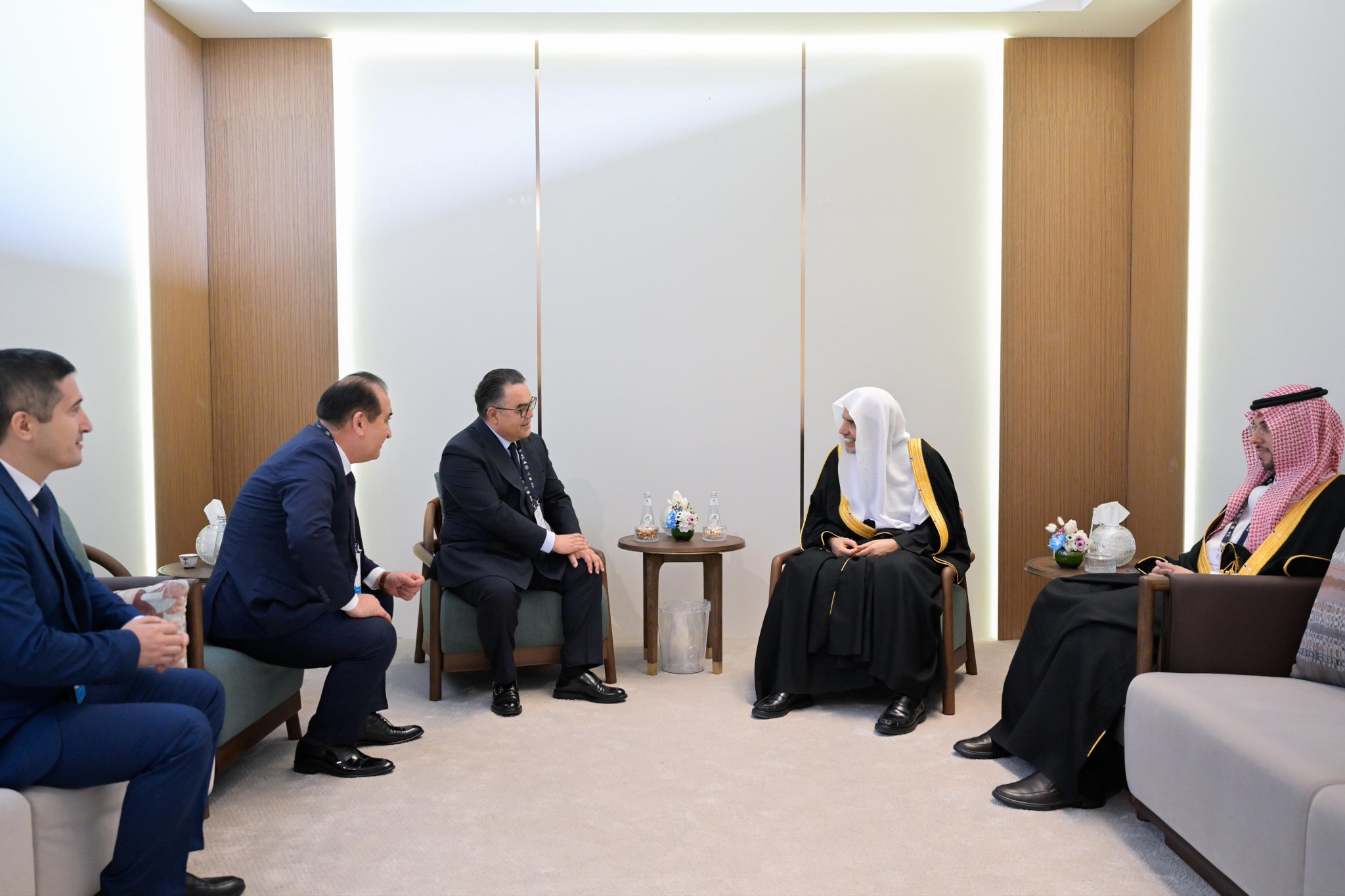 التقى معالي الأمين العام، رئيس هيئة علماء المسلمين، فضيلة الشيخ د.⁧‫محمد العيسى‬⁩ ⁦‪‬⁩، في الرياض، معاليَ رئيس مركز الحضارة الإسلامية بمجلس الوزراء في أوزبكستان، الدكتور فردوس فريدونوفيتش عبدخالقوف