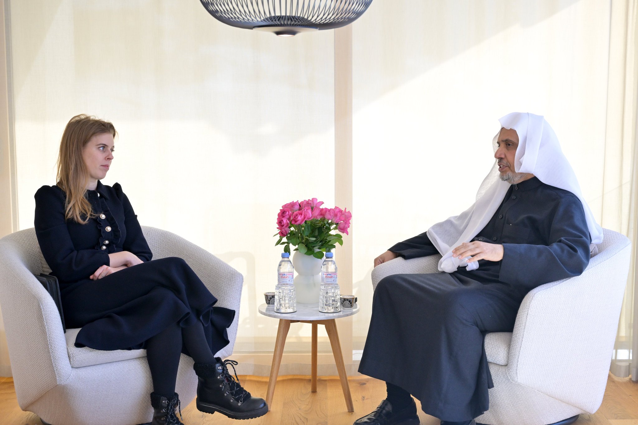 استقبلَ معالي الأمين العام، رئيس هيئة علماء المسلمين، فضيلة الشيخ د.⁧‫محمد العيسى‬⁩‬⁩، في مقر إقامته، صاحبةَ السمو الملكيّ البريطانية، الأميرة بياتريس أميرة يورك